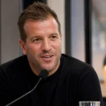 Rafael van der Vaart spreekt aan een microfoon tijdens een televisie-interview.