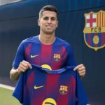 João Cancelo poseert met een FC Barcelona-shirt tijdens een officiële clubpresentatie.