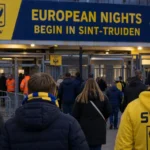 Stadiontoegang in STVV-clubkleuren met aankomende bezoekers op een wedstrijddag.