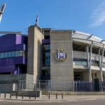 De buitenzijde van het Lotto Park met een discreet RSC Anderlecht-clubembleem.