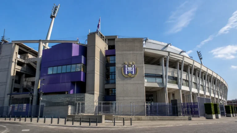 De buitenzijde van het Lotto Park met een discreet RSC Anderlecht-clubembleem.