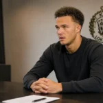 Tein Troost zit in een neutrale vergaderruimte bij KSC Lokeren.