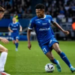 Tawfik Bentayeb in actie voor Troyes in een blauw wedstrijdtenue.