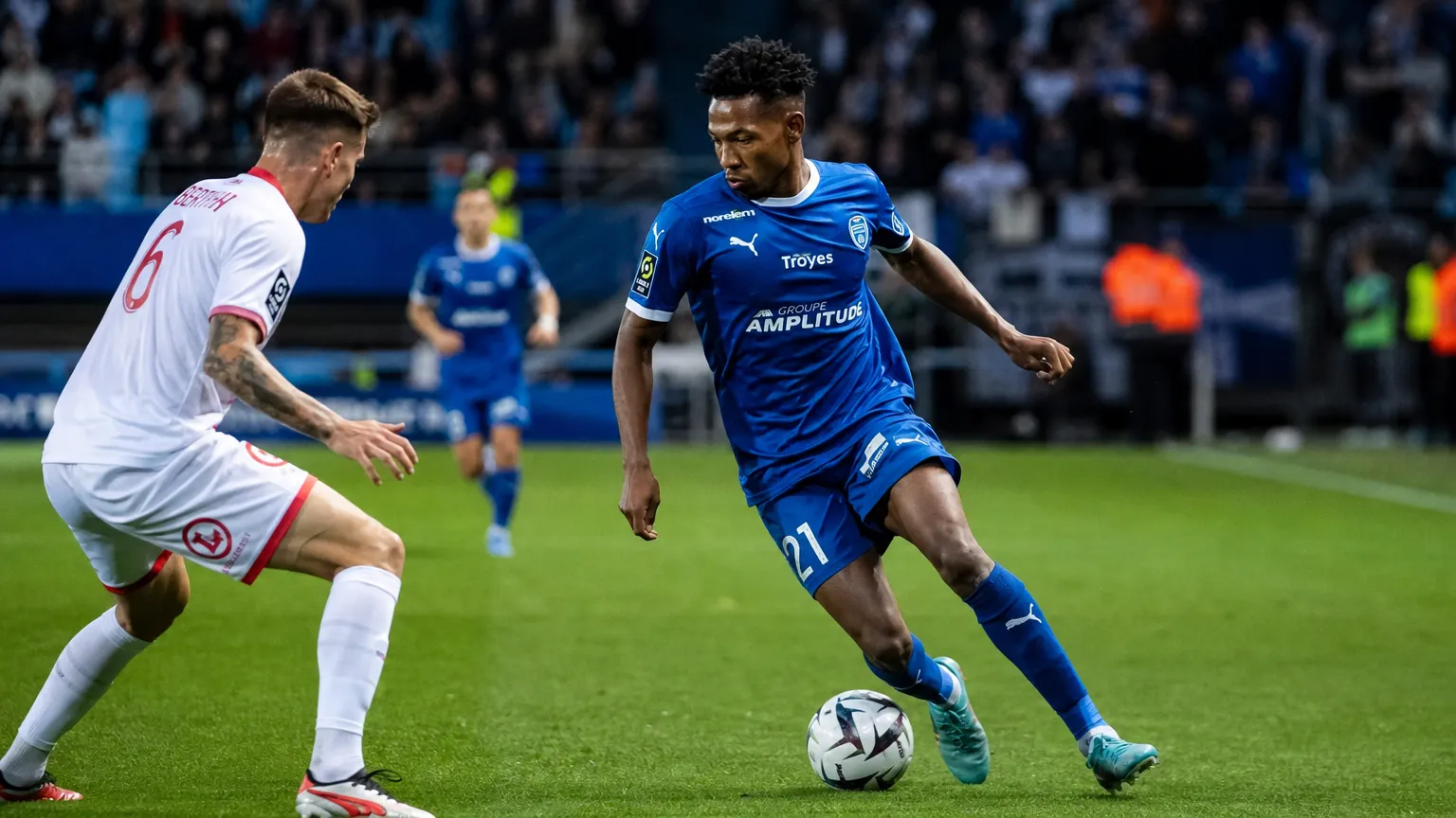 Tawfik Bentayeb in actie voor Troyes in een blauw wedstrijdtenue.