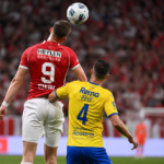 Anonieme spelers van Antwerp en SK Beveren in duel op de Bosuil.