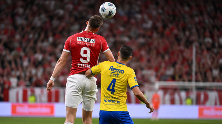Anonieme spelers van Antwerp en SK Beveren in duel op de Bosuil.