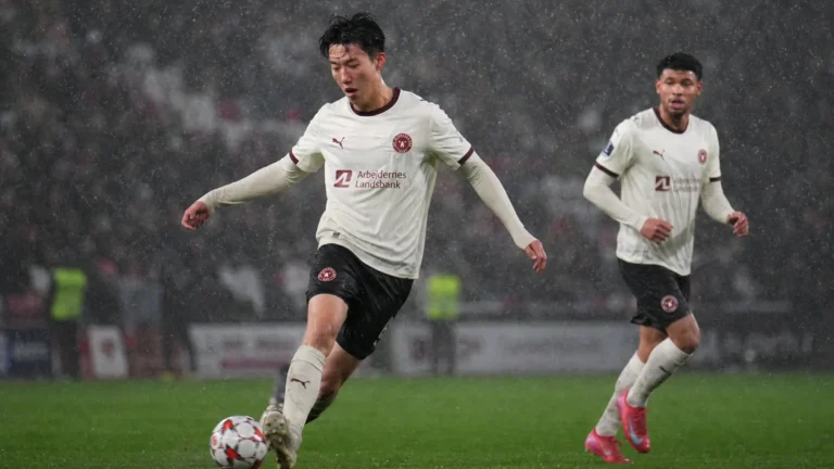 Voetbalpersbeeld bij een officiële transfercontext.