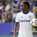 Moussa Ndiaye van Anderlecht met een bal op het veld.