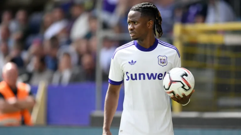 Moussa Ndiaye van Anderlecht met een bal op het veld.