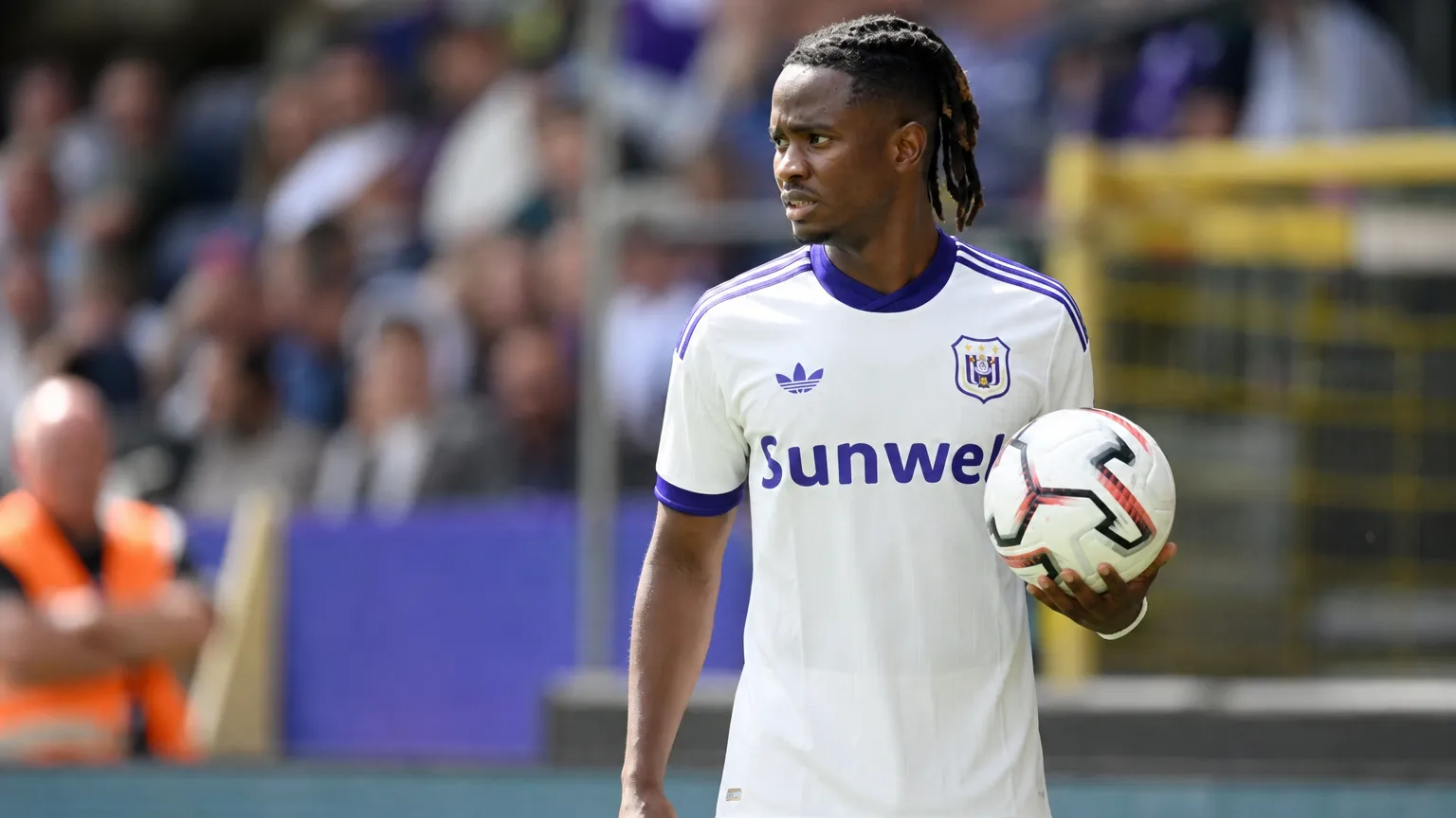 Moussa Ndiaye van Anderlecht met een bal op het veld.