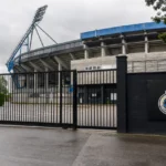 Toegang aan de Jan Breydel-site met een discreet Club Brugge-bord