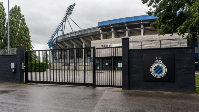 Toegang aan de Jan Breydel-site met een discreet Club Brugge-bord