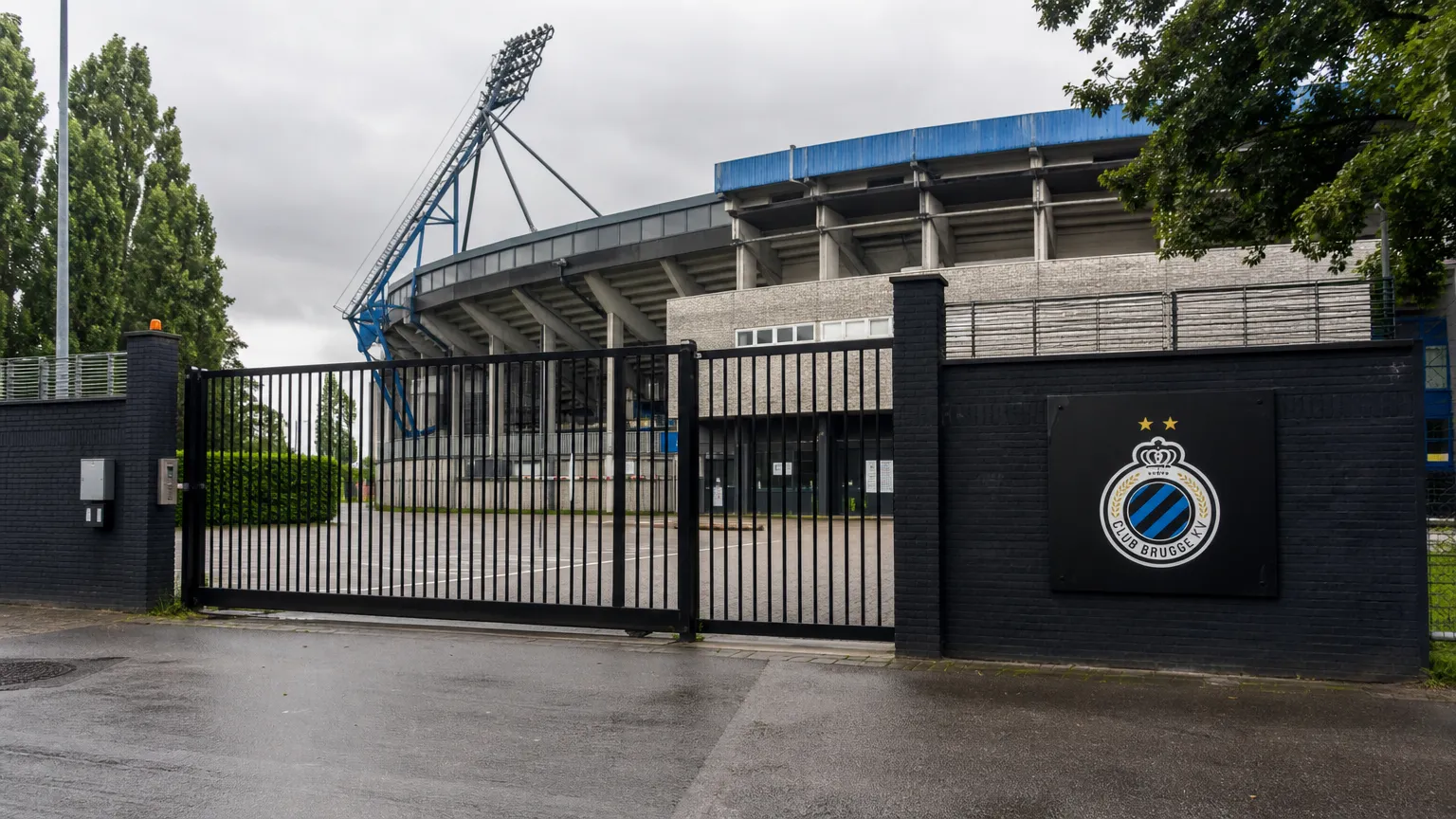 Toegang aan de Jan Breydel-site met een discreet Club Brugge-bord