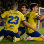 STVV-spelers vieren samen een beslissend moment in een Europese wedstrijd.