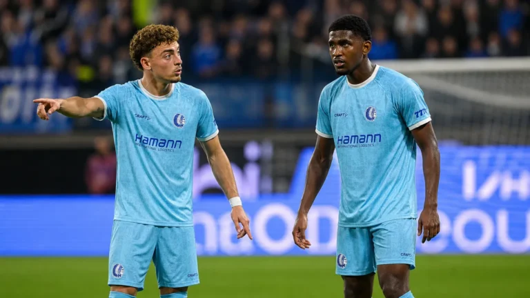 Twee spelers van KAA Gent tijdens een Europees wedstrijdmoment.