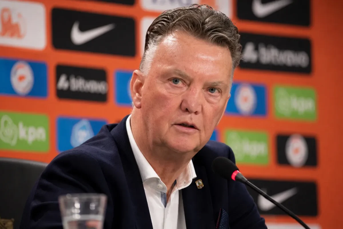 Louis van Gaal tijdens een neutraal persmoment in een voetbalmediaomgeving.