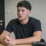 Kyriani Sabbe spreekt tijdens een rustig interview in een neutrale binnenruimte.