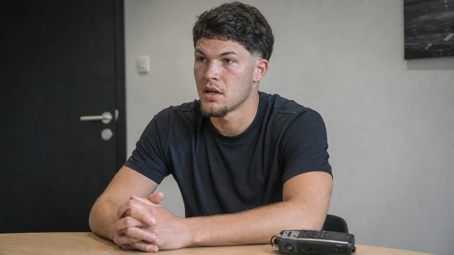 Kyriani Sabbe spreekt tijdens een rustig interview in een neutrale binnenruimte.