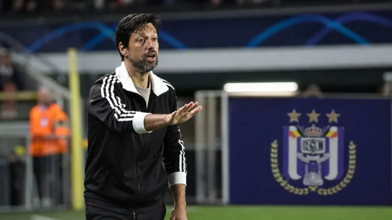 Vítor Bruno geeft aanwijzingen langs de zijlijn tijdens een voetbalwedstrijd.