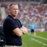 Wouter Vrancken staat geconcentreerd langs de zijlijn tijdens een Europese thuiswedstrijd.