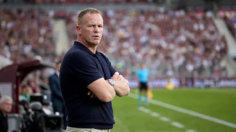 Wouter Vrancken staat geconcentreerd langs de zijlijn tijdens een Europese thuiswedstrijd.