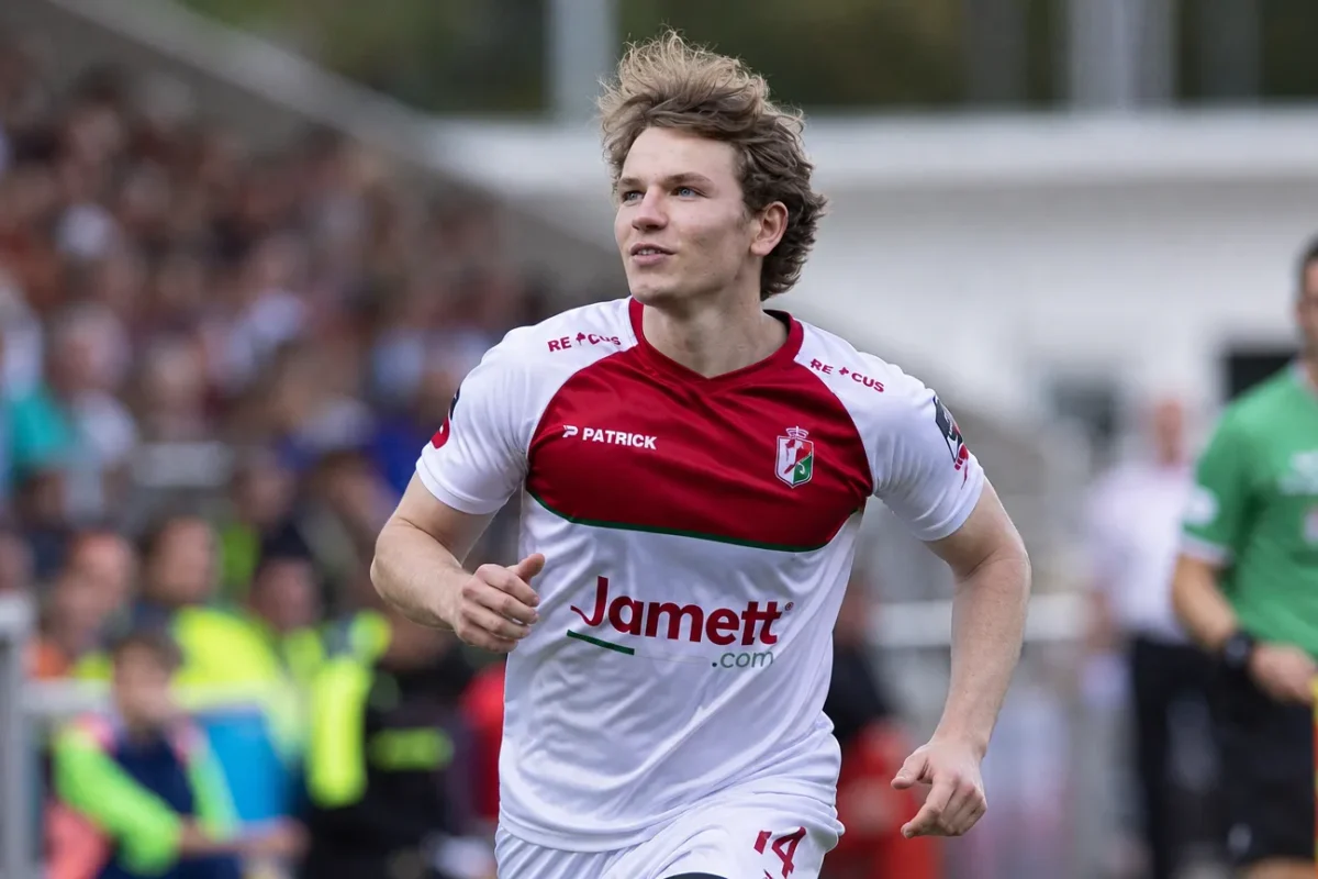 Voetbalpersbeeld van een speler in een clubomgeving.