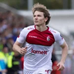 Voetbalpersbeeld van een speler in een clubomgeving.