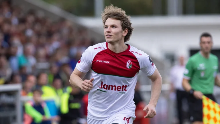 Voetbalpersbeeld van een speler in een clubomgeving.