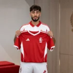 Rayan Touzghar poseert tijdens zijn officiële voorstelling bij Standard.