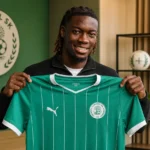 Don-Angelo Konadu toont het shirt van Lommel SK tijdens zijn officiële voorstelling.