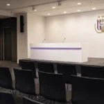 Voorbereide mediaruimte in het Lotto Park met een discreet RSC Anderlecht-anker.