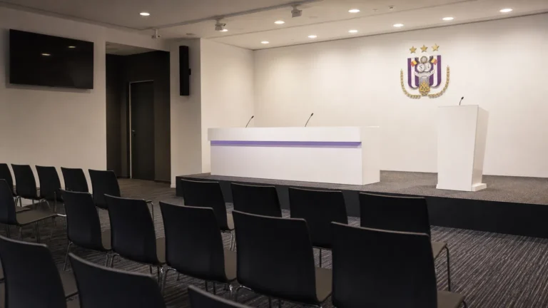 Voorbereide mediaruimte in het Lotto Park met een discreet RSC Anderlecht-anker.