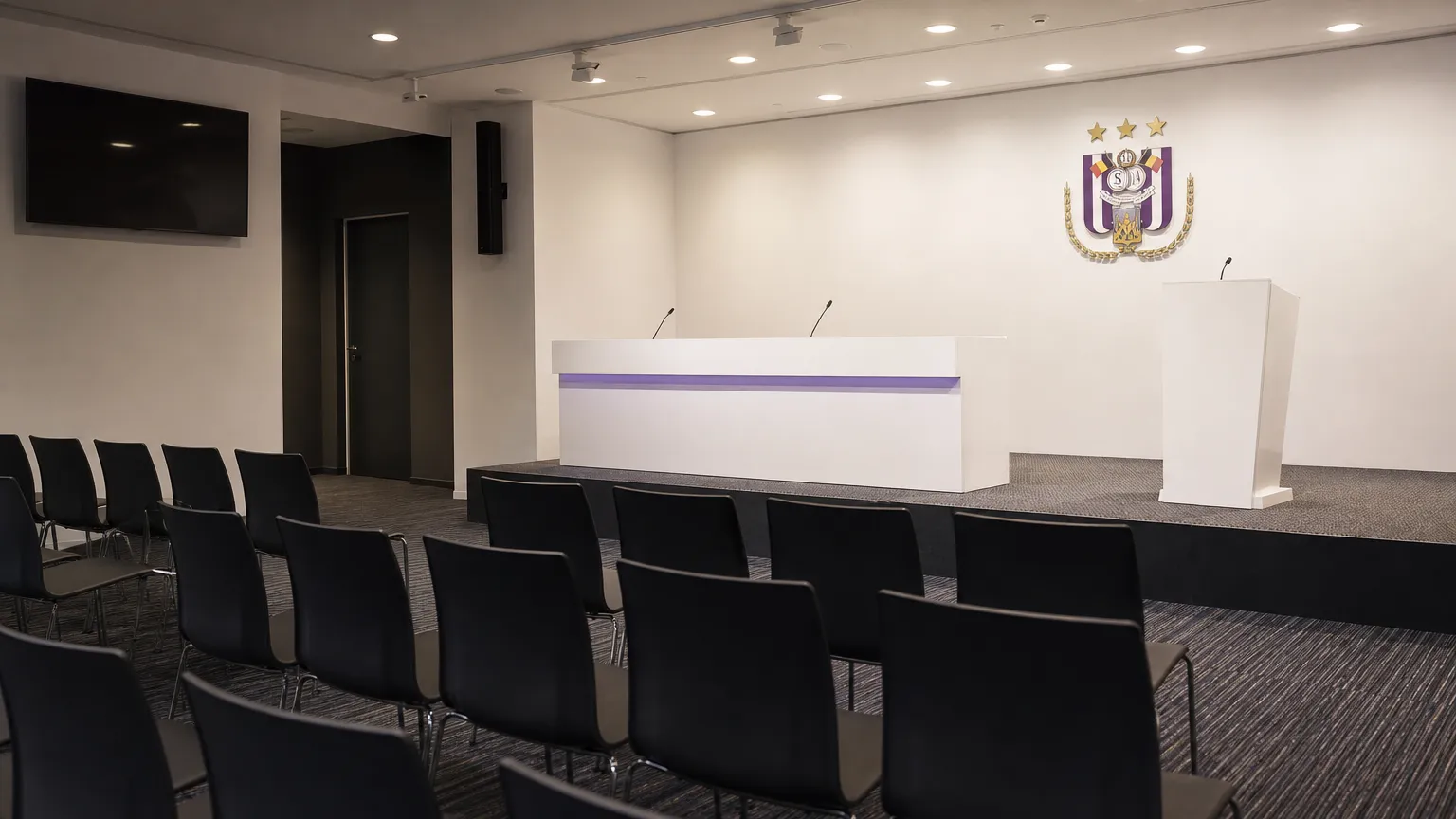 Voorbereide mediaruimte in het Lotto Park met een discreet RSC Anderlecht-anker.