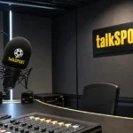 Een radiostudiomicrofoon en mengpaneel in een talkSPORT-studio.