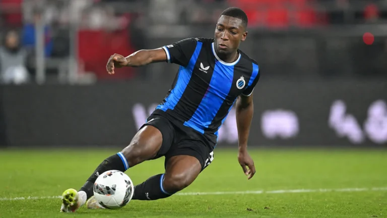 Joël Ordoñez in blauw-zwart tenue tijdens een verdedigende actie op het veld.