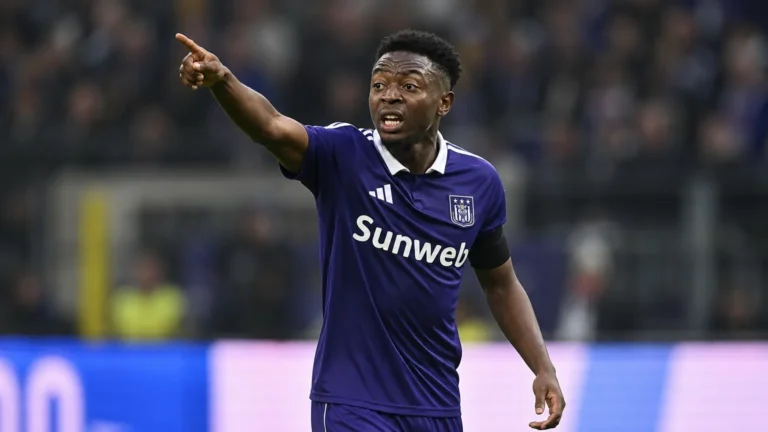 Marco Kana van Anderlecht in actie tijdens een voetbalwedstrijd.