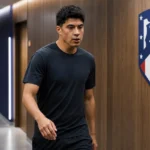 Obed Vargas in neutrale sportkleding in een gang van het trainingscomplex van Atlético Madrid.