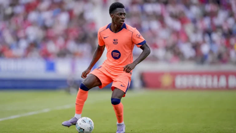 Jesse Bisiwu in een oranje FC Barcelona-tenue tijdens een voetbalactie.
