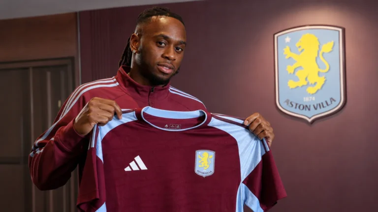 Aaron Wan-Bissaka toont het shirt van Aston Villa tijdens zijn officiële voorstelling.