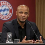 Vincent Kompany spreekt op een persconferentie van Bayern München.
