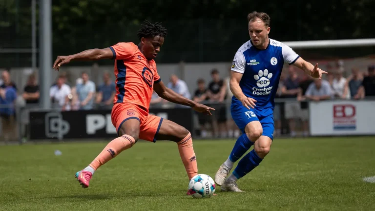 Twee voetballers strijden om de bal op een grasveld.