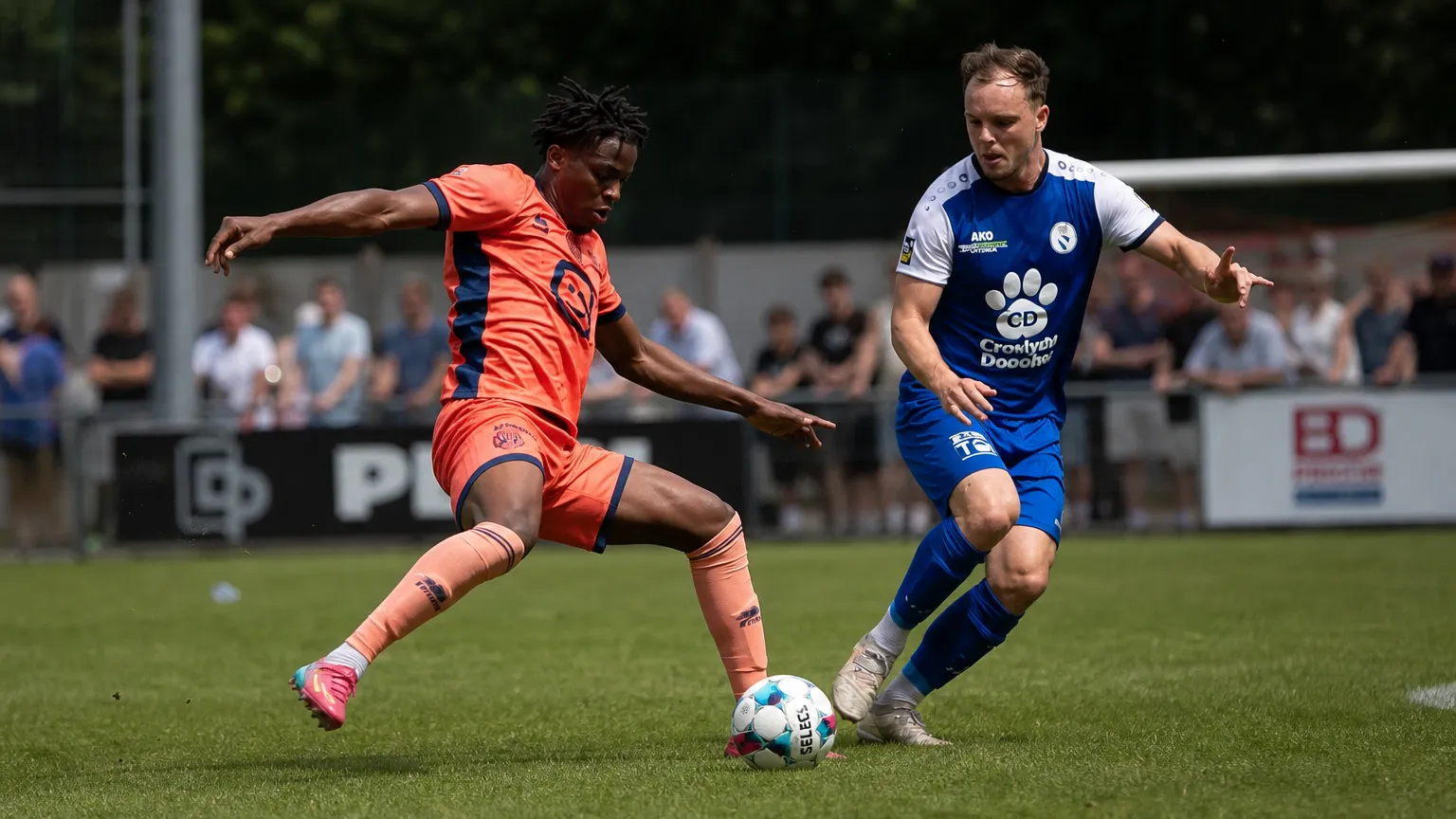 Twee voetballers strijden om de bal op een grasveld.