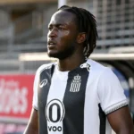 Parfait Guiagon van Sporting Charleroi tijdens een rustig moment op het veld.