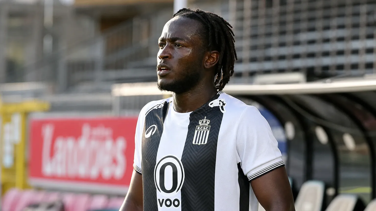 Parfait Guiagon van Sporting Charleroi tijdens een rustig moment op het veld.