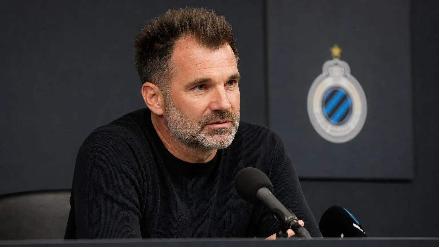 Ivan Leko spreekt tijdens een persconferentie van Club Brugge.