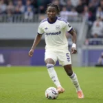Moussa Ndiaye van RSC Anderlecht met de bal aan de voet op het veld.