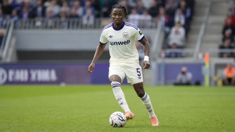Moussa Ndiaye van RSC Anderlecht met de bal aan de voet op het veld.