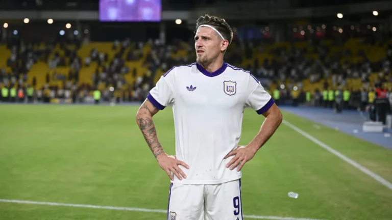 Adriano Bertaccini van RSC Anderlecht op het veld na een wedstrijd.