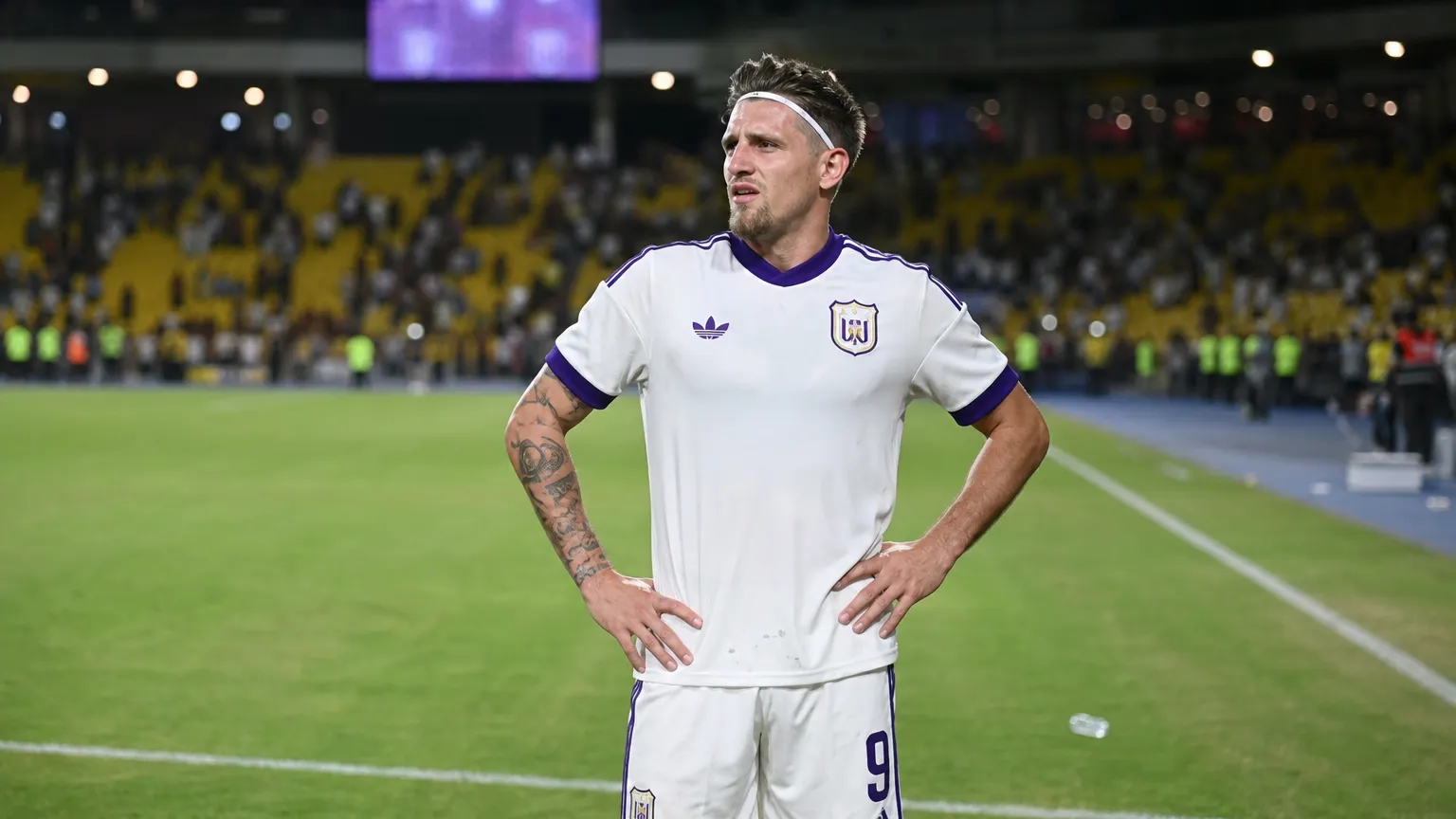 Adriano Bertaccini van RSC Anderlecht op het veld na een wedstrijd.