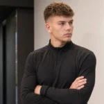 Matteo Dams in neutrale sportkleding in een binnenruimte van een voetbalcomplex.